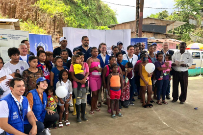 Representantes de las instituciones involucradas posan con los beneficiarios de los servicios.