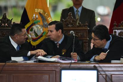 Diligencia. El juez Iván León (c) dirigió ayer el tercer día del juicio contra 21 sospechosos de posible cohecho.