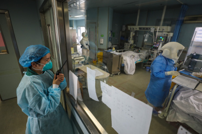 WUHAN.- La atención en el Jinyintan Hospital, de esta ciudad, concentra a un gran número de personas contagiadas con el virus.
