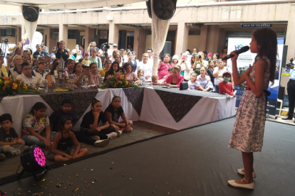El evento reunió a varios niños pacientes de la institución en una jornada artística.