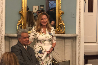 El presidente condecoró a la congresista democráta, Debbie Marcusel-Powell.