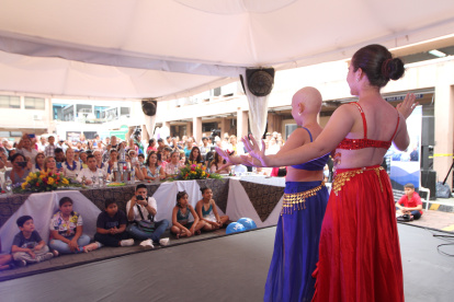 1. Unión. Los espectadores, entre quienes hubo amigos de los participantes disfrutaron de ver sobre el escenario a las hermanas Scarlet y Keila.