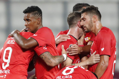 Los jugadores de Barcelona celebran el tanto que consiguió Fidel Martínez. Ese gol liquidó la llave, a pesar que después reaccionó Cristal