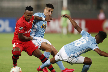 Pedro Pablo Velasco, de Barcelona, disputa un balón con un jugador de Sporting Cristal.