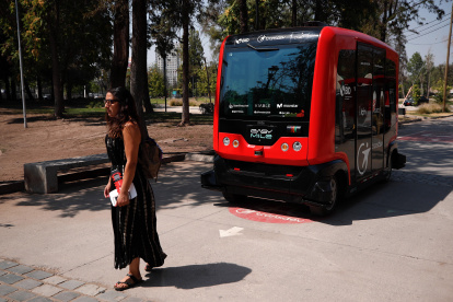 El primer vehículo autónomo de América Latina es la nueva atracción para los pasajeros estos días en el céntrico Parque O"Higgins de Santiago de Chile.