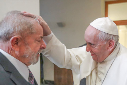 Handout photo released by Brazilian former President (2003-2010) Luiz Inacio Lula Da Silva"s official website lula.com.br of him (L) and Pope Francis during a private audience in the Vatican City on February 13, 2020. RESTRICTED TO EDITORIAL USE - MANDATORY CREDIT "AFP PHOTO / LULA.COM.BR / RICARDO STUCKERT" - NO MARKETING NO ADVERTISING CAMPAIGNS - DISTRIBUTED AS A SERVICE TO CLIENTS
 / AFP / lula.com.br / Ricardo STUCKERT / RESTRICTED TO EDITORIAL USE - MANDATORY CREDIT "AFP PHOTO / LULA.COM.BR / RICARDO STUCKERT" - NO MARKETING NO ADVERTISING CAMPAIGNS - DISTRIBUTED AS A SERVICE TO CLIENTS

 VATICAN-BRAZIL-POPE FRANCIS-LULA