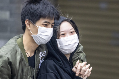 An employee talks to a woman wearing a protective facemask behind Saint Valentine"s decorations in a shopping mall in Bangkok on February 11, 2020. The death toll from the novel coronavirus outbreak surged past 1,000 in China on February 11 as the World Health Organization warned that the epidemic poses a "very grave" global threat. The WHO is holding a conference in Geneva on combatting the virus as Beijing struggles to contain a disease that has now infected more than 42,000 and reached some 25 countries.


 / AFP / Afp / Mladen ANTONOV

 THAILAND-CHINA-HEALTH-VIRUS-VALENTINE
