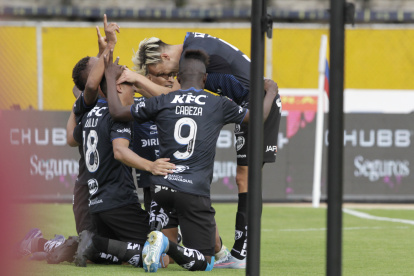 Los jugadores de Independiente del Valle felicitan a Gabriel Torres por el gol que valió tres puntos en el inicio de la LigaPro2020.