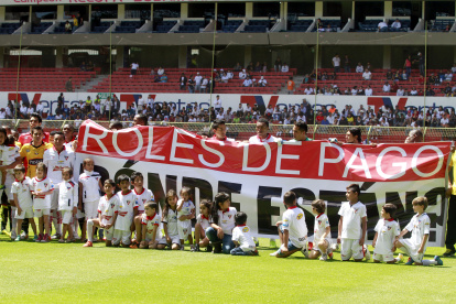 En julio de 2014 jugadores de Liga de Quito y Barcelona exigieron el pago de sueldos, en la cancha del estadio Rodrigo Paz.