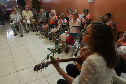 Gaby Contante canta en la Fundación Clemencia del Asilo Sofía Ratinoff.
