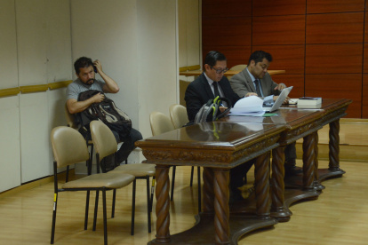 Recusadores. Fausto Jarrín, abogado de Rafael Correa (derecha), no pudo sustentar sus argumentos ayer.