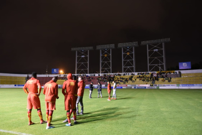 El partido se suspendió apenas comenzó el segundo tiempo dejando a la hinchada con la expectativa.