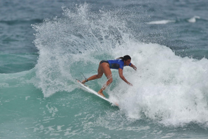 Mimi Barona, dos veces vicecampeona mundial de surf, toma precauciones y se protege sol al practicar la disciplina.