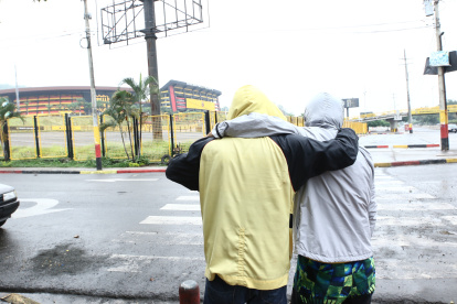 Dos hinchas de Barcelona se lamentan por lo sucedido.