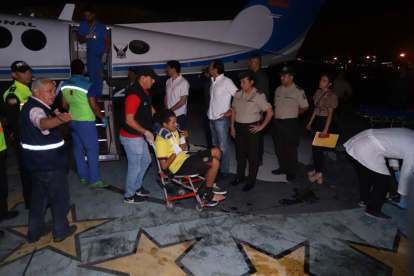 Los hinchas heridos llegaron junto al gobernador del Guayas.
