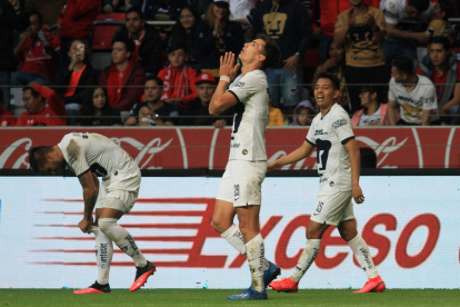 Juan Dinenno celebra una de sus dos conquistas frente al Toluca en la Liga MX.