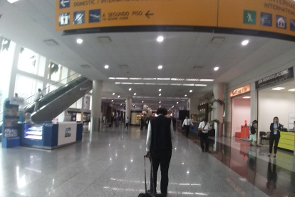 GUAYAQUIL. Nunca está quieto. Sube y baja, a veces sin hacer nada; en otras, brindando información a los viajeros.