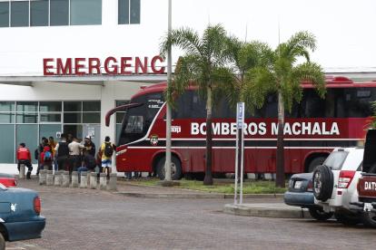 Hinchas de Barcelona que resultaron heridos en accidente en Máncora, llegaron a Guayaquil en una ambulancia de los Bomberos de Machala.