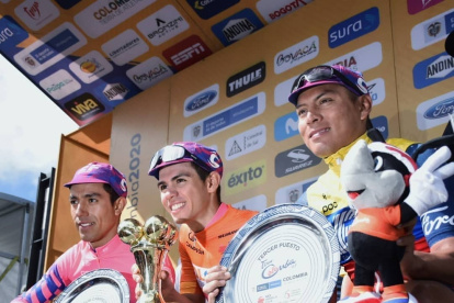 Jonathan Caicedo (d) en el podio del Tour Colombia junto a sus compañeros del EF Pro Cycling, Daniel Martínez y Sergio Higuita (c).