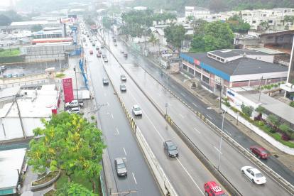 La avenida Carlos Julio Arosemena tiene pocos árboles en las aceras.