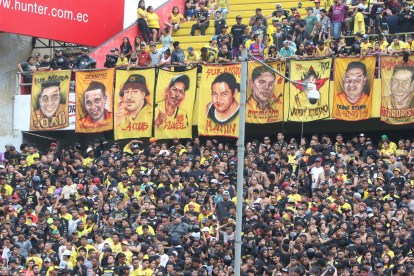 Los integrantes de la barra Sur Oscura vistieron de negro en señal de luto