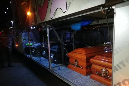 Los féretros al llegar a suelo ecuatoriano.