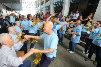 Adultos mayores realizando actividad física.