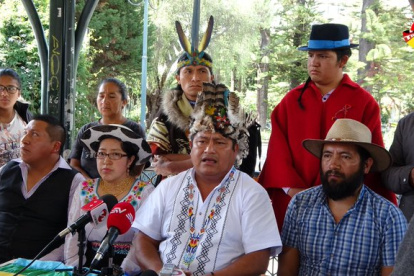 Jaime Vargas (c) brinda declaraciones a medios de comunicación en la plaza Calderón de Cuenca.