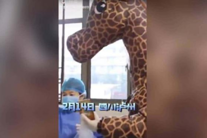 La mujer usando el disfraz junto a una enfermera