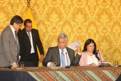 El presidente Lenín Moreno informó de la ayuda ucraniana junto al canciller, José Valencia, y la ministra de Salud, Catalina Andramuño.