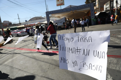 Habitantes de la comunidad de Tulyehualco, en Ciudad de México, tendieron un cordón con frases de apoyo a los familiares de Fátima, hallada sin vida cerca del lugar, este lunes en México.