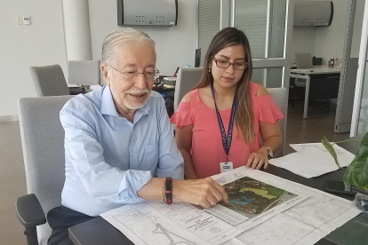 Sergio Flores y Gabriela Cuenca indican la ubicación y trazado de la futura vía.