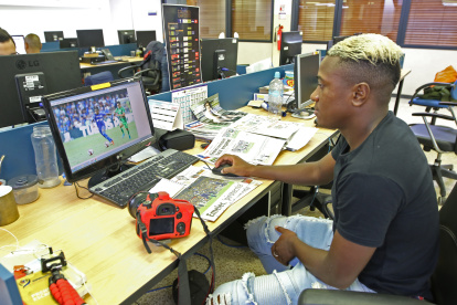 El futbolista de Emelec, Bryan Carabalí, estuvo en la redacción de Expreso y conoció a profundidad el rol del periodista.