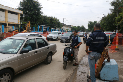 Personal contratado realiza rondas de vigilancia en los predios y en las puertas de ingreso y salida de la ciudadela,