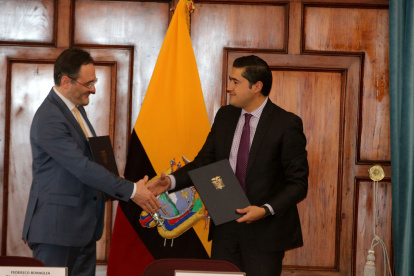 El representante del Centro de Desarrollo de la OCDE, Federico Bonaglia, junto al ministro de Ecomomía y Finanzas, Richard Martínez.