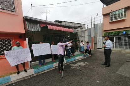 El comunicador relató que dos sujetos en moto los interceptaron y apuntaron con armas de fuego.
