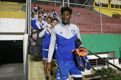 El arquero Alexander Domínguez durante el reconocimiento del estadio del Aucas por parte del plantel de Vélez Sarsfield.
