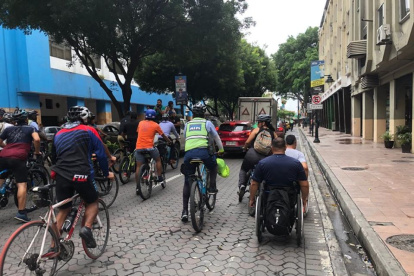 Masa Crítica realiza constantes recorridos en bicicleta por la ciudad.