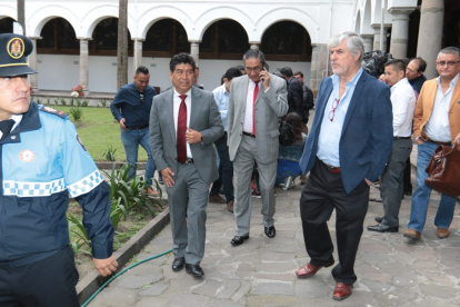 El alcalde de Quito Jorge Yunda (i) y el asesor externo, Fernando Carrión presentaron el Estatuto Autonómico de Quito