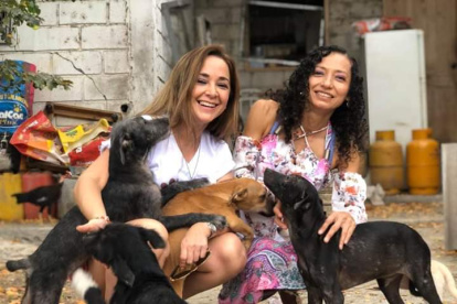 A la izquierda, Daysi Zambrano junto a la publicista Tatiana Elizalde, en compañía de varios canes adoptados.