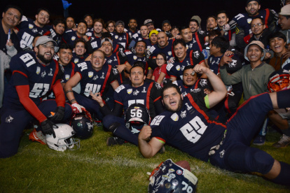 La Manada celebró tras recibir el trofeo como campeones de la Copa de Asociación de Fútbol Americano de Pichincha.
