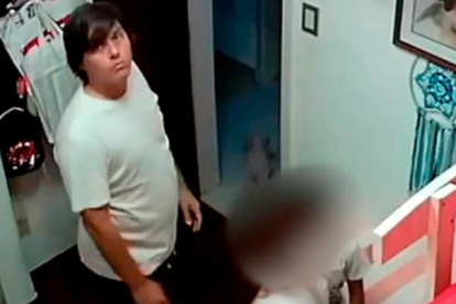 El abusador fue captado en video.