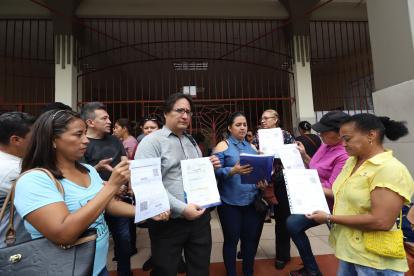 Los padres mostraron las hojas con los aciertos logrado por sus hijos durante la primera prueba.