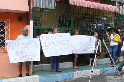 Con carteles, los moradores del sur piden ayuda para frenar a la delincuencia.