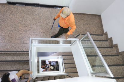 Los usuarios llegan cansados hasta los últimos pisos del edificio donde funciona la Defensoría del Pueblo, cuyo elevador está dañado.