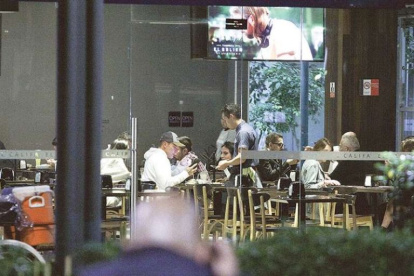 La pareja fue sorprendida en un restaurante de comida mexicana.