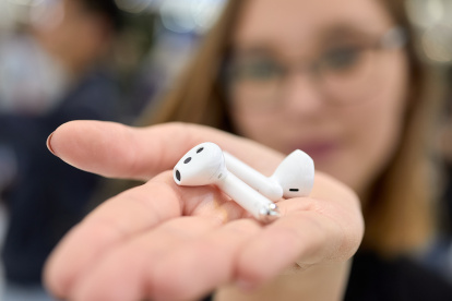 La batería de los FreeBuds ofrece 4 horas de reproducción continua, mientras que su carcasa los dota de 16 horas de duración adicional.