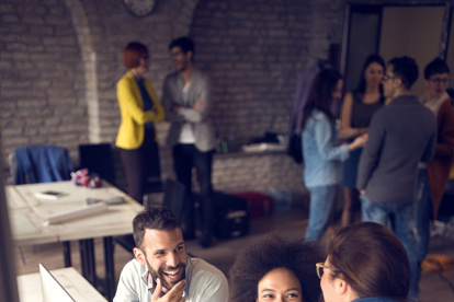 Charlar con las demás personas le favorece en su salud mental.