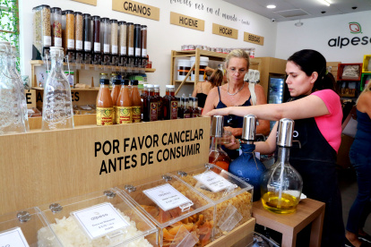 Negocio. La tienda Al Peso se especializa en la comercialización de productos al granel, orgánicos y ecológicos.