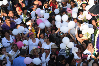 People attend the burial of a seven-year-old girl whose body was found over the week-end with signs of torture, at a cemetery in Mexico City, on February 18, 2020. The girl was reported missing by her parents on February 11, while her body was found on February 15. / AFP / Pedro PARDO

 MEXICO-CRIME-VIOLENCE-GIRL-FUNERAL